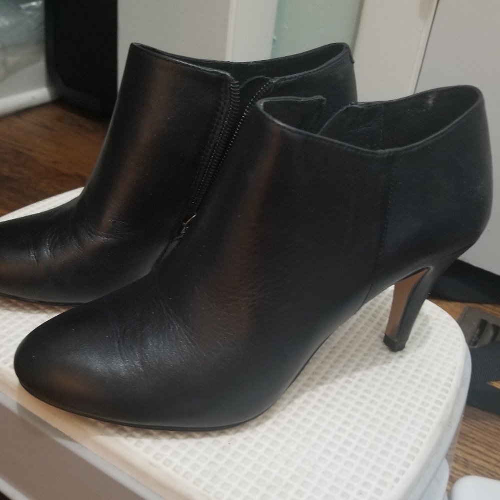 Black leather ankle boot very gently worn